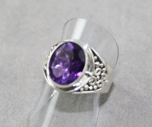 Amethyst ring with pattern