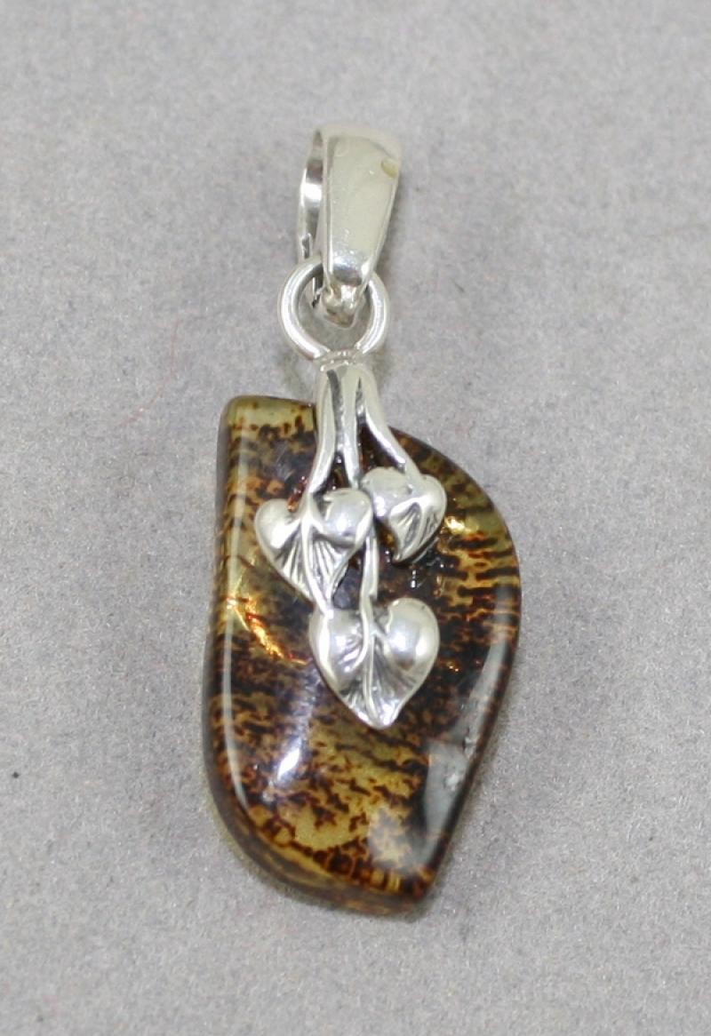 Amber pendant with leaf